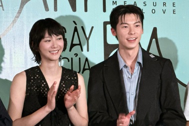 Hứa Quang Hán đến Việt Nam, gặp sự cố mất điện khi giao lưu khán giả