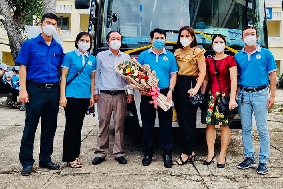 Sinh viên trường Y thuyết phục bố mẹ cho vào điểm nóng Covid-19 - 2 Sinh viên trường Y thuyết phục bố mẹ cho vào điểm nóng Covid-19 - 2