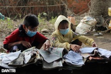 Lũ dữ cuồn cuộn cuốn trôi sách vở, học sinh đi "tay không" đến trường