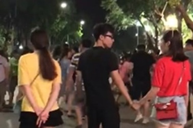 Cô gái gây tranh cãi mạng xã hội vì trò đùa nắm tay trai lạ trên phố