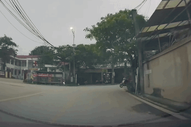 Chưa có va chạm, người phụ nữ đi xe máy đã tự ngã trước đầu ô tô