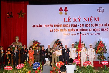 Khoa Luật - ĐH Quốc gia HN đón nhận Huân chương Lao động hạng Nhì