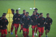 HLV Park Hang Seo chỉ đạo gần 50 cầu thủ tập dưới mưa