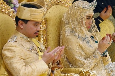 Lóa mắt vì những đám cưới 'phủ vàng'