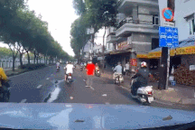 Người đàn ông hành động đẹp khi được nhường đường khiến dân mạng cảm phục