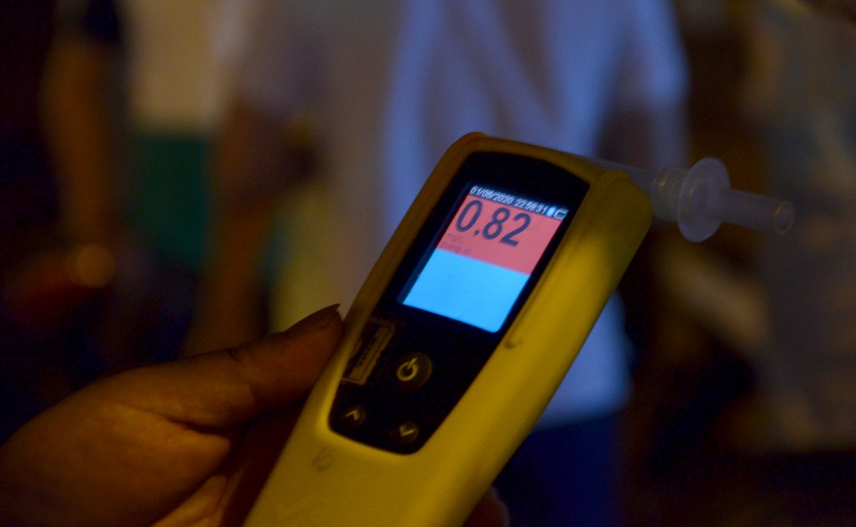 Người đàn ông phát hoảng khi bị phạt hơn 7 triệu đồng vì uống 4 lon bia - 2 Người đàn ông phát hoảng khi bị phạt hơn 7 triệu đồng vì uống 4 lon bia - 2