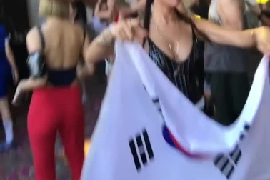 Người mẫu Hàn Quốc khoe thân hình "bốc lửa" lễ hội nhạc điện tử lớn nhất thế giới