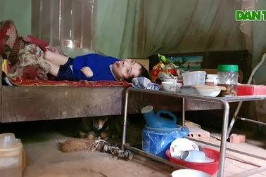 Mẹ liệt nửa người lê lết chăm con liệt cả người mơ bữa cơm có thịt