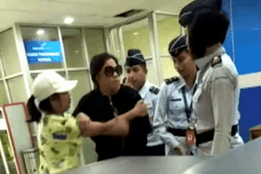 Bị kiểm tra an ninh, vợ tướng cảnh sát Indonesia tát nhân viên sân bay