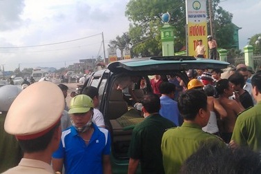 Mời khách đi taxi, một thanh niên bị đâm chết