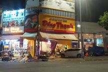 Xế hộp bất ngờ lao thẳng vào tiệm bánh mì, 3 người bị thương