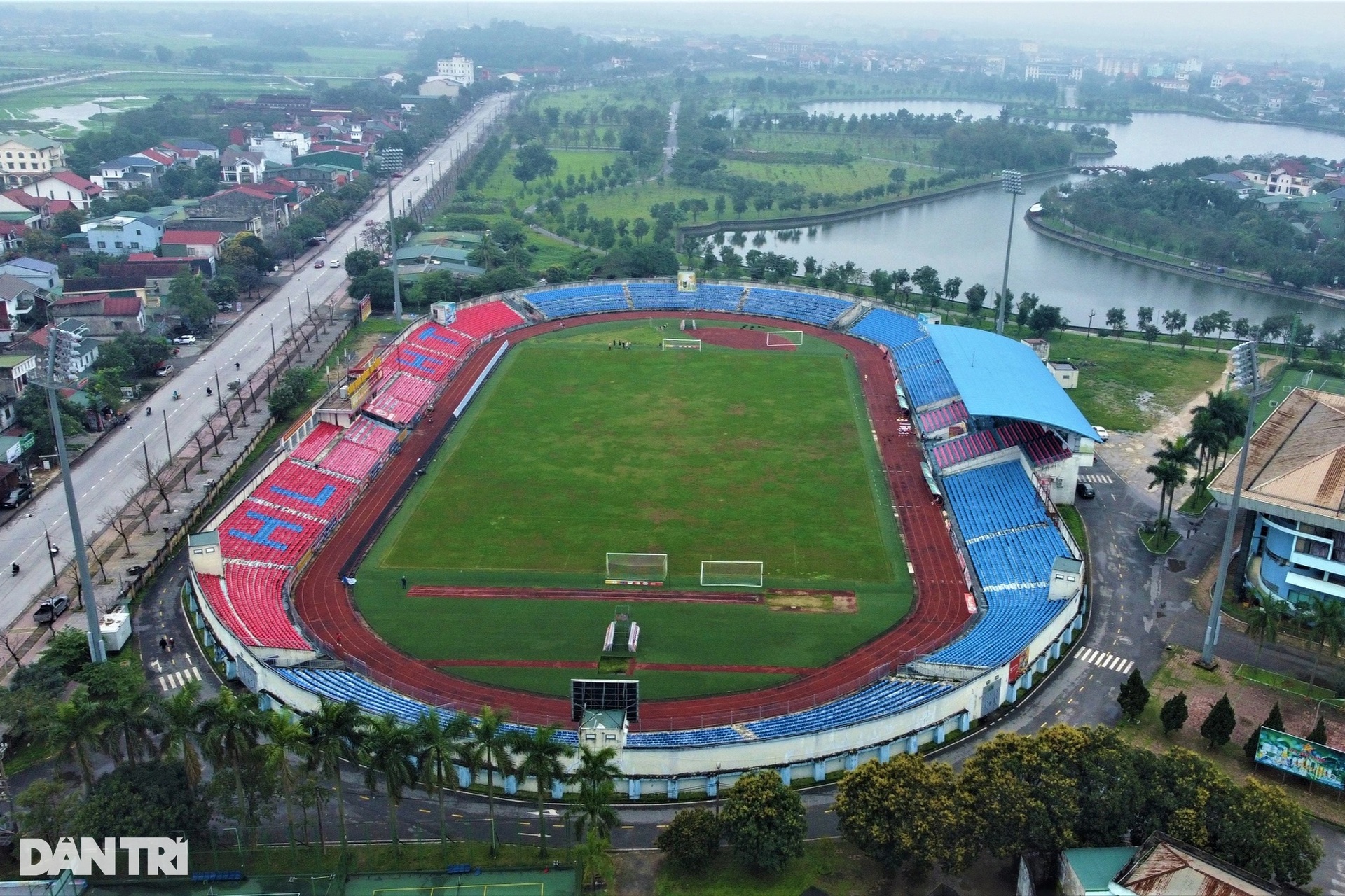 Hiện trạng mặt cỏ sân Hà Tĩnh sau lời chê bai của HLV Polking - 1 Hiện trạng mặt cỏ sân Hà Tĩnh sau lời chê bai của HLV Polking - 1