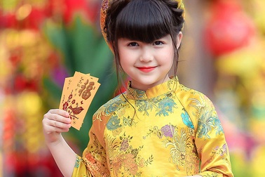 Bé gái mang hai dòng máu Việt - Đức cực kỳ đáng yêu với áo dài