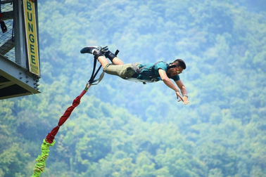 Hoàn thành cú nhảy từ độ cao 233m ở tháp, du khách Nhật qua đời sau vài giờ