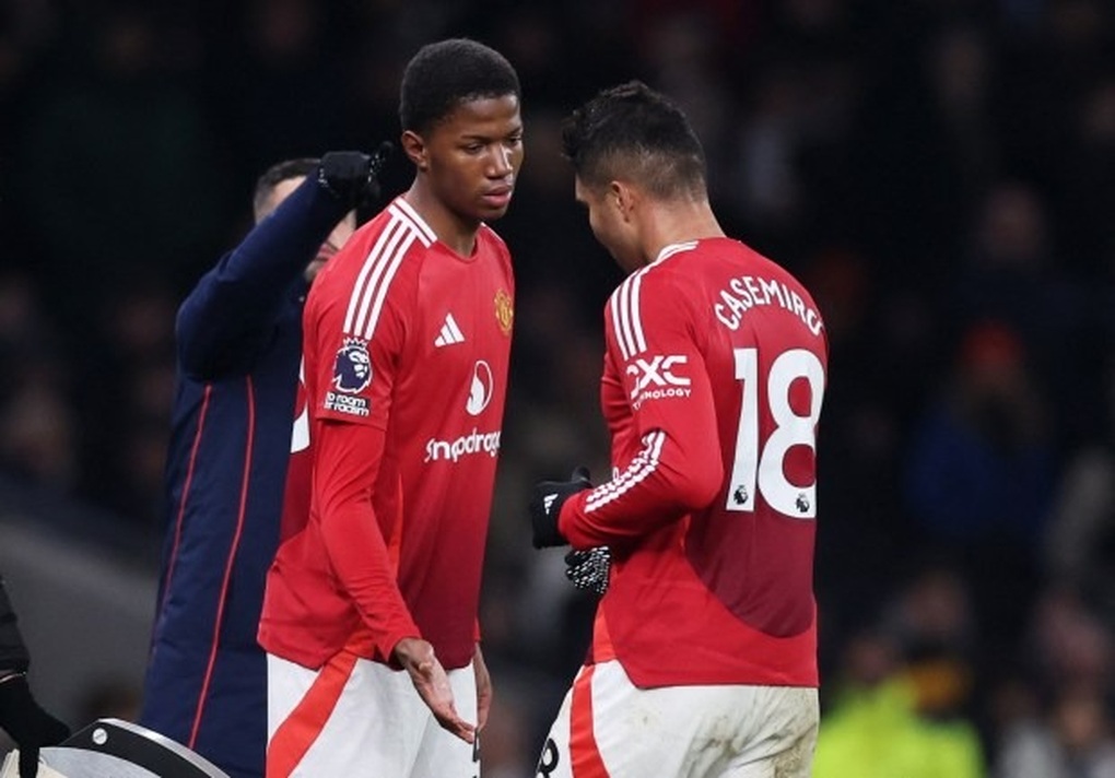 CĐV Man Utd chỉ trích HLV Amorim, đòi tống cổ tỷ phú Jim Ratcliffe - 1 CĐV Man Utd chỉ trích HLV Amorim, đòi tống cổ tỷ phú Jim Ratcliffe - 1