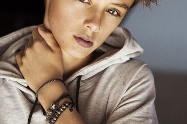 Trở thành cậu bé xinh trai nhất thế giới chỉ sau một đêm