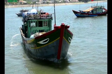 Tàu cá bị đâm trở về từ Hoàng Sa