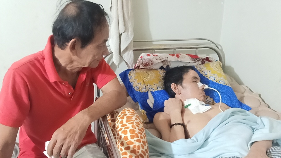 Cha nằm liệt, mẹ nằm viện, thương 3 con nhỏ về tá túc ông nội nghèo khó - 2 Cha nằm liệt, mẹ nằm viện, thương 3 con nhỏ về tá túc ông nội nghèo khó - 2