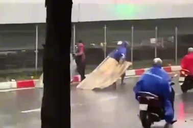 Tôn bay loạn xạ, người đi đường thoát chết gang tấc giữa cơn dông ở TPHCM