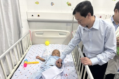 Thăm bé 2 tuổi bị đánh dã man, Thứ trưởng Bộ Y tế trăn trở về "tội phạm ẩn"