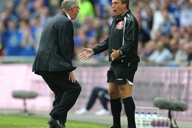 Fergie tái ngộ “kẻ thù” Wiley ở trận derby Manchester