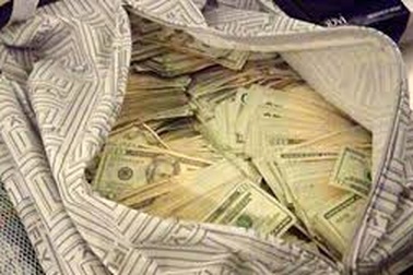 Phát hiện túi chứa nhiều loại tiền mặt trong máy bay rơi