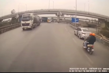 Tài xế mở cửa xe bất cẩn, đẩy người đi xe máy ngã vào đầu ô tô