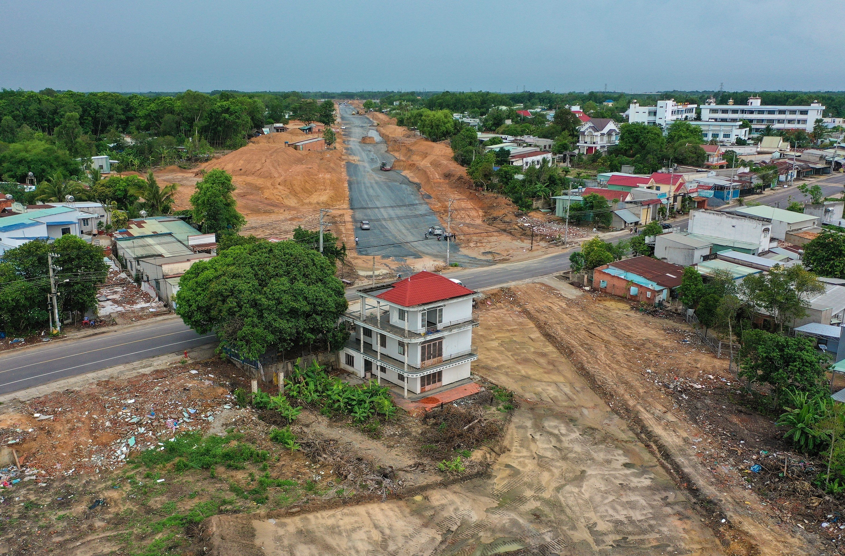 View - Chi chít nhà, cột điện giữa công trường Vành đai 3 TPHCM đoạn qua Đồng Nai | Báo Dân trí