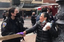 Cụ bà Trung Quốc tại Mỹ đánh trả kẻ tấn công