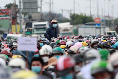 Ảnh ấn tượng tuần: Biển người đổ về cửa ngõ TPHCM đi các tỉnh miền Tây