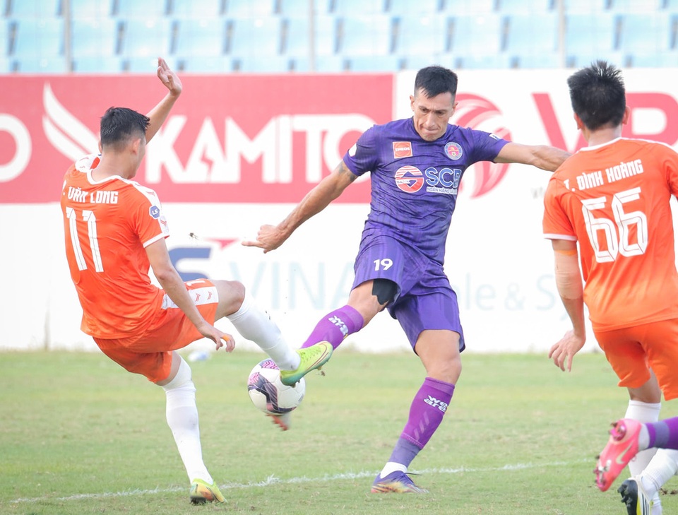 Hà Đức Chinh dự bị, đội bóng của HLV Lê Huỳnh Đức thua Sài Gòn FC - 4 Hà Đức Chinh dự bị, đội bóng của HLV Lê Huỳnh Đức thua Sài Gòn FC - 4