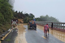 Hai xe tải Lâm Đồng bị cô lập trong điểm sạt lở đèo Khánh Lê