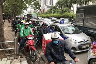 Dòng người đổ về quê nghỉ Tết, đường phố Hà Nội ùn tắc cục bộ