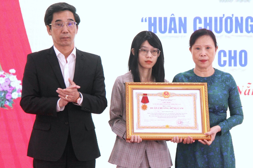 Bảo vệ tử nạn khi bắt cướp được truy tặng Huân chương Dũng cảm - 1 Bảo vệ tử nạn khi bắt cướp được truy tặng Huân chương Dũng cảm - 1