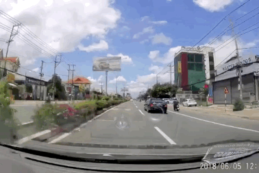 Ô tô đánh lái siêu nhanh, người đi xe máy thoát chết trong gang tấc