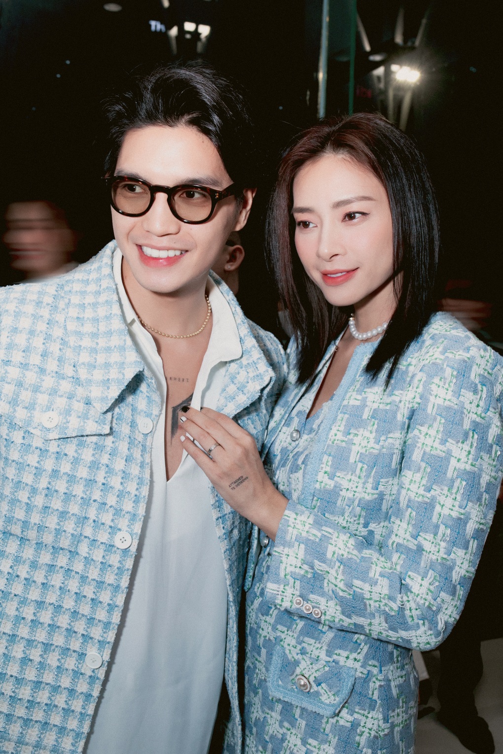 Doanh nhân Huy Trần nắm tay Ngô Thanh Vân không rời tại show thời trang - 1 Doanh nhân Huy Trần nắm tay Ngô Thanh Vân không rời tại show thời trang - 1