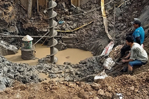 Vì sao bé trai 10 tuổi lọt xuống trụ bê tông có đường kính 25cm?