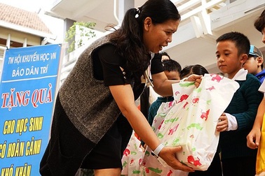 Báo Dân trí đem trung thu đến với học sinh mồ côi, khó khăn ở xứ ngàn thông