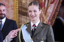Công chúa thừa kế ngai vàng Tây Ban Nha mặc quân phục đẹp hút hồn