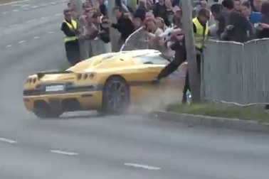 Siêu xe Koenigsegg CCR gây tai nạn, 17 người bị thương