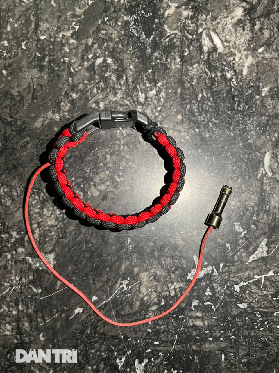 Người đàn ông Hà Nội lượn ván phản lực giá gấp rưỡi chiếc SH giữa hồ - 4 Người đàn ông Hà Nội lượn ván phản lực giá gấp rưỡi chiếc SH giữa hồ - 4