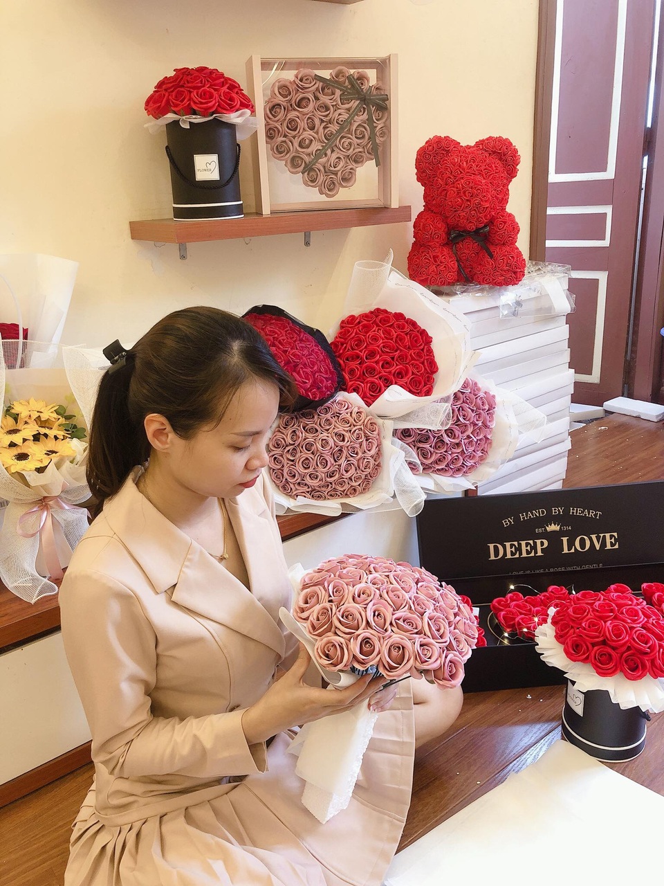 Ngày đi làm, đêm bó hoa sáp: Cặp vợ chồng trẻ kiếm chục triệu mỗi ngày - 1 Ngày đi làm, đêm bó hoa sáp: Cặp vợ chồng trẻ kiếm chục triệu mỗi ngày - 1