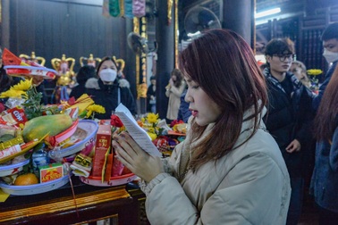 Nam thanh nữ tú tấp nập đi chùa Hà ở Hà Nội cầu duyên ngày đầu năm mới