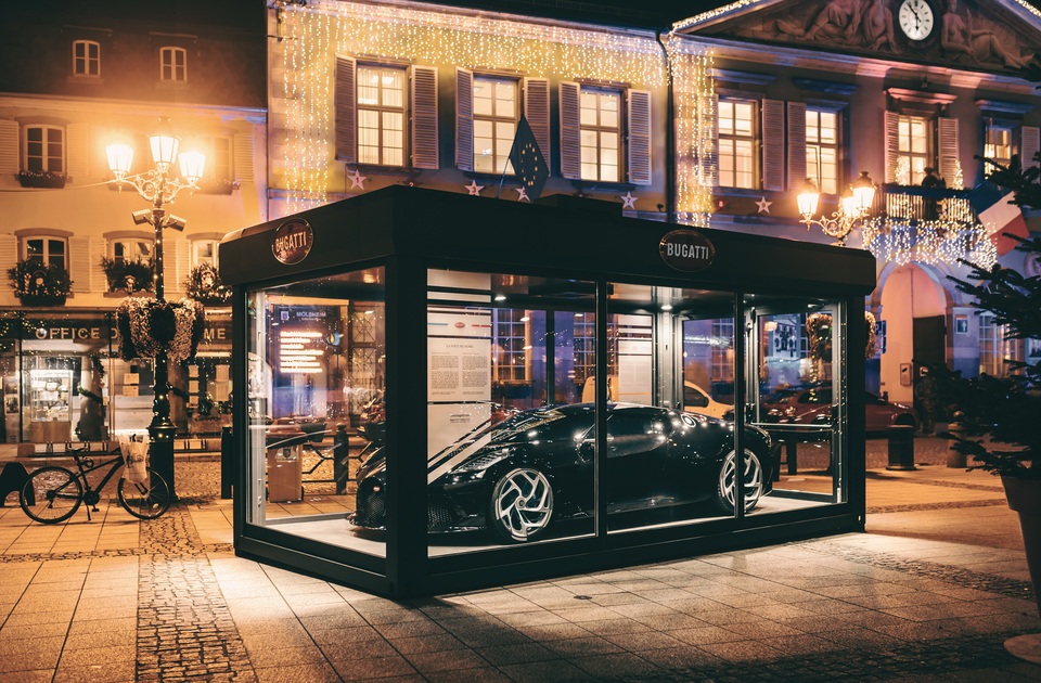 Xe Bugatti hơn 13 triệu USD trở thành đồ trang trí Noel đắt nhất thế giới - 1 Xe Bugatti hơn 13 triệu USD trở thành đồ trang trí Noel đắt nhất thế giới - 1