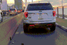 Chạy vào làn xe máy, tài xế ô tô bị CSGT TPHCM tước bằng lái