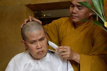 Đạo diễn Phước Sang đau đớn xuống tóc khi cha qua đời