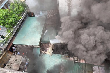 Hà Nội: Cháy nhà dân ở phố Trần Bình