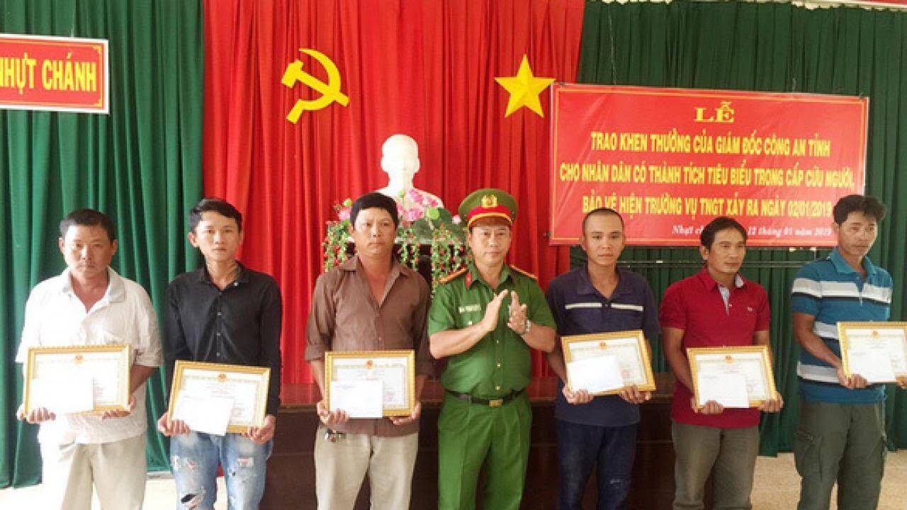 Khen thưởng 7 cá nhân nỗ lực cứu người trong vụ tai nạn kinh hoàng 4 người chết