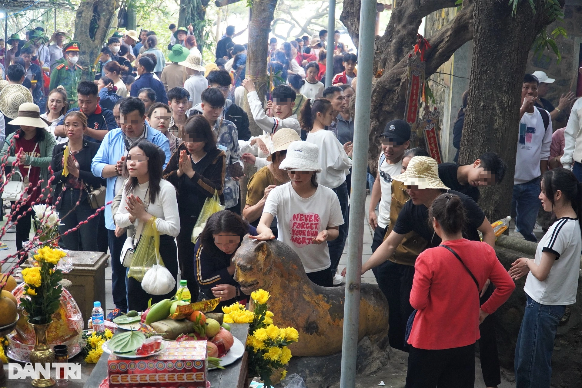 Chen chân đổ dầu gió xoa tượng hổ mong chữa bách bệnh ở chùa Hương Tích - 11 Chen chân đổ dầu gió xoa tượng hổ mong chữa bách bệnh ở chùa Hương Tích - 11