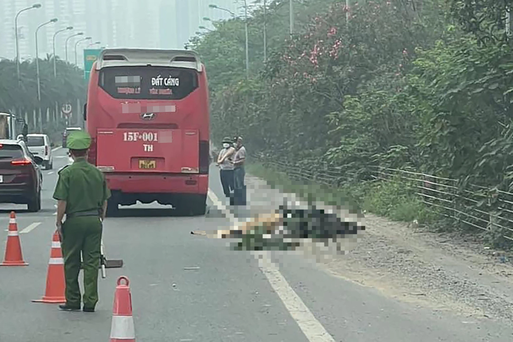 Hà Nội: Cô gái trẻ tử vong sau va chạm với xe khách trên đường cao tốc - 1 Hà Nội: Cô gái trẻ tử vong sau va chạm với xe khách trên đường cao tốc - 1
